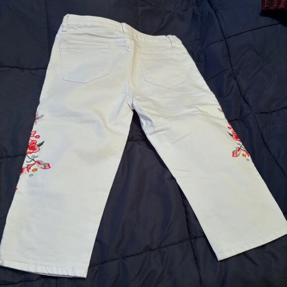 Gorgeous floral patten pant - Picture 2 of 3